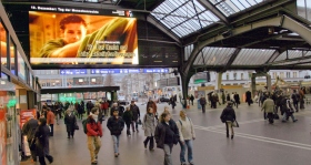 Infoannonserna från Ungdomar för mänskliga rättigheter visas vid Centralstationen i Zürich i Schweiz.