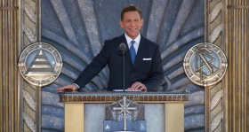 David Miscavige, styrelseordförande för Religious Technology Center och Scientologi-religionens kyrklige ledare, invigde den nya Scientologi-kyrkan i Los Angeles den 24 april 2010, med myndighetspersoner från stad, county och delstat och 6 000 scientologer och deras gäster närvarande.