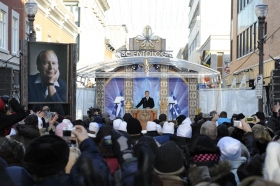 Femton hundra scientologer och sympatisörer från hela Kanada och USA fyllde gatan vid 665 rue Saint-Joseph i hjärtat av Nouvo Saint-Roch-distriktet, för att fira denna nya kyrka.