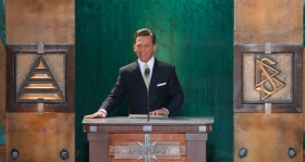 David Miscavige, Scientologi-religionens kyrklige ledare och styrelseordförande för Religious Technology Center, invigde den nya Scientologi-kyrkan i delstaten Washington.
