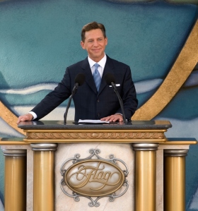 ”Kontentan är densamma som den varit under de mer än 80 gångna åren: detta Fort Harrison är och kommer alltid att vara ett landmärke och ett hem för hela Clearwater”, sade David Miscavige, Scientologi-religionens kyrklige ledare, innan han klippte bandet för detta återställda landmärke.